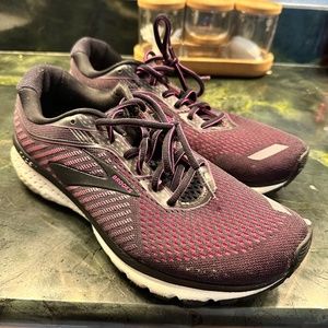 Brooks women’s tennis shoes size 11